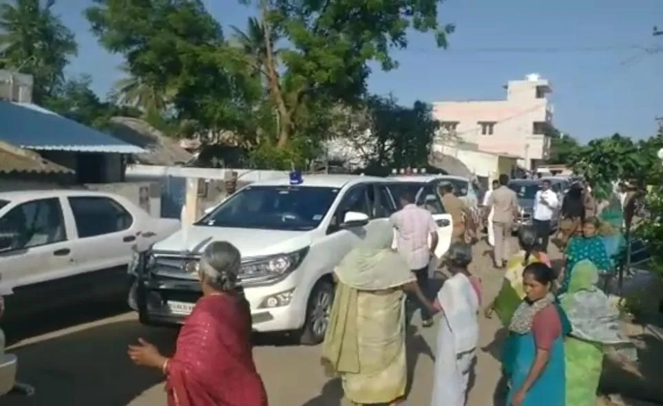 in thiruchy; first Put the road and then open park...women protest in front of minister  
